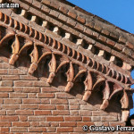dettaglio delle decorazioni esterne in cotto