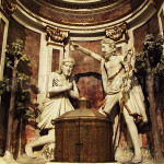 Duomo di Loano: scultura raffigurante Il battesimo di Gesù e una recente riproduzione lignea del Duomo