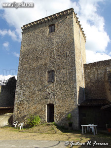 il torrione visto dal cortile - castello di Oramala