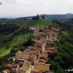 veduta aerea di Montuè de' Gabbi, frazione di Canneto Pavese (PV). Sullo sfondo la torre medievale della Malpaga