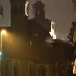 La chiesa di San Teodoro con la casa Eustachi in una veduta notturna