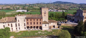 Sguardi aerei sul castello Beccaria di Montebello della battaglia (PV)