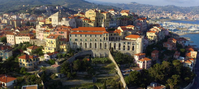 Porto Maurizio: dettaglio del Parasio con le logge di Santa Chiara in primo piano.