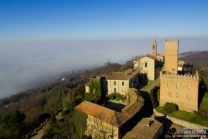 Il borgo di Nazzano e la pianura annebbiata