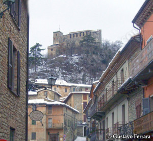 il castello di Zavattarello visto dalla piazza