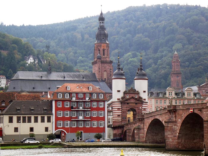 L'Alte Brucke e la Bruckentor viste dalla riva destra del Neckar. Dietro la Heiliggeistkirche